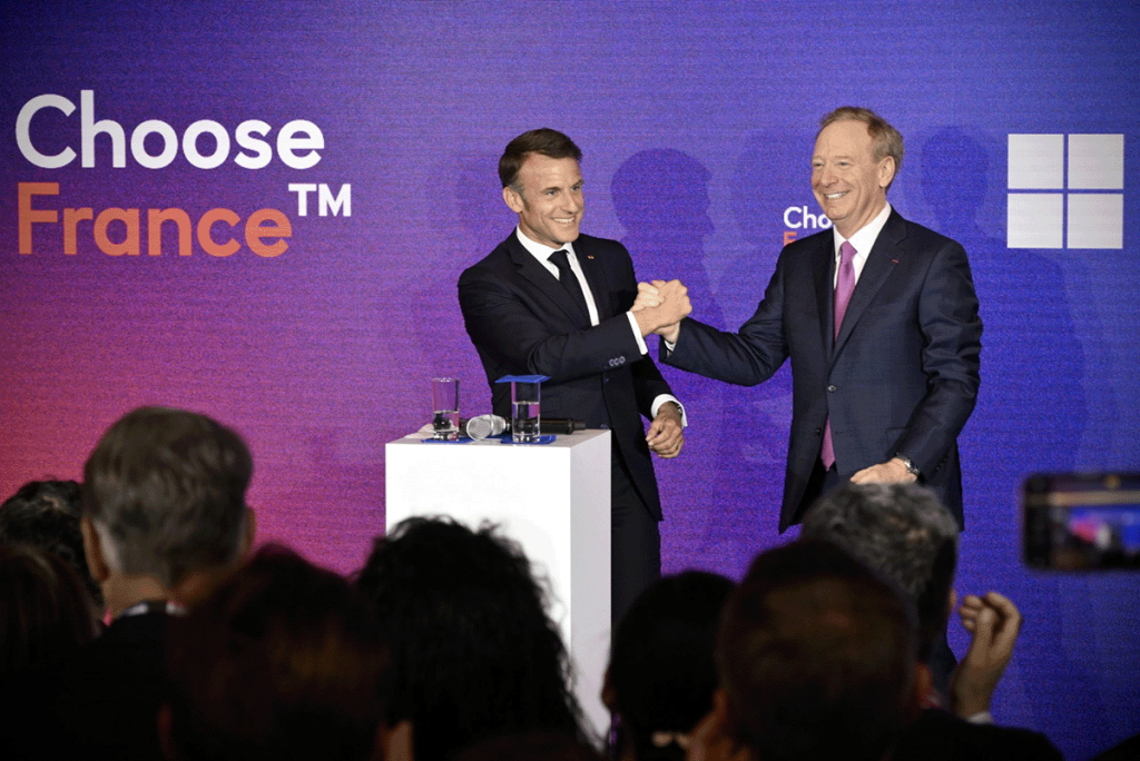 Choose France 2024 : Emmanuel Macron et Brad Smith, président de Microsoft, lors de l'annonce de l'investissement de quatre milliards d'euros par Microsoft.