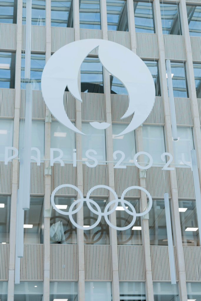 Outre les sites des compétitions, l'opérateur couvrira le village olympique, l’IBC (International Broadcast Center), l’immeuble Pulse de Saint-Denis où sont basées les équipes d’organisation, mais aussi les lieux d’entraînement, les gares et les aéroports. 