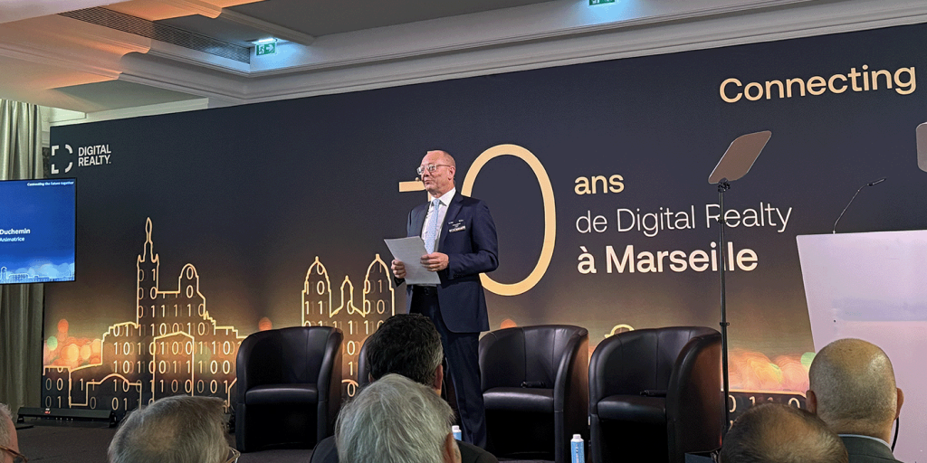 L’attribut alt de cette image est vide, son nom de fichier est COQUIO-1024x512.png.

Fabrice Coquio, SVP et Président de Digital Realty en France, lors de la célébration des 10 ans à Marseille : « Avec notre cinquième datacenter, MRS5, nous renforçons Marseille en tant que hub numérique incontournable, tout en intégrant des solutions écoresponsables comme le River Cooling pour répondre aux enjeux énergétiques et environnementaux. »