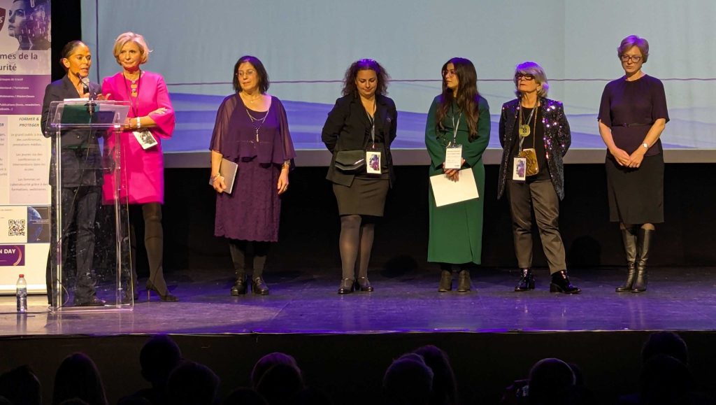 Marlène Dulaurans, Florence Sedes (France) et Elena Vishnevskaya (Europe), lauréates « Femme Cyber Chercheuse », entourées de Marie-Do Aeschlimann et Sylvie Roche, remettantes des trophées. Hommage également aux finalistes Loscrì Valeria et Samia Saad-Bouzefrane, pour leurs contributions remarquables au domaine.